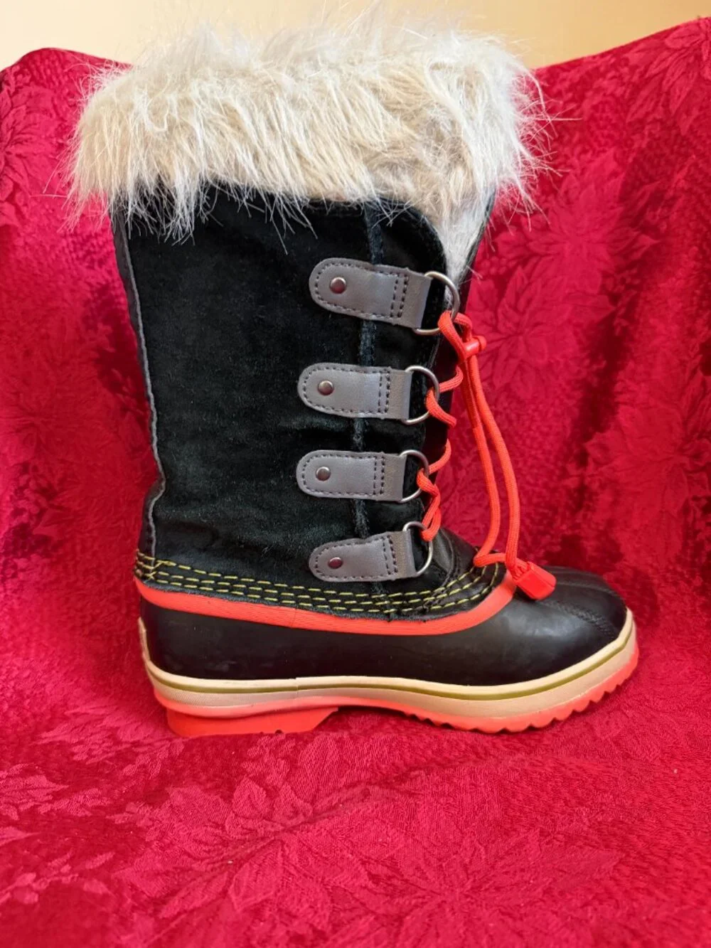 Sorel gently preloved